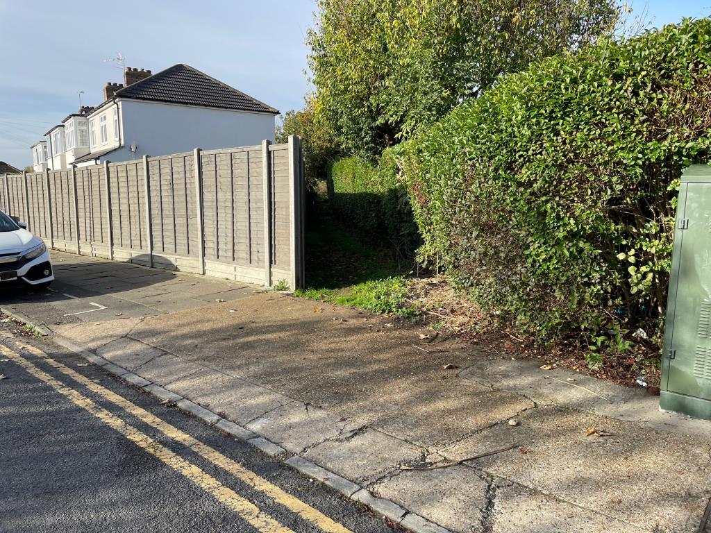 Lot: 114 - OVERGROWN PARCEL OF LAND IN RESIDENTIAL AREA - Pathway from Linley Crescent
